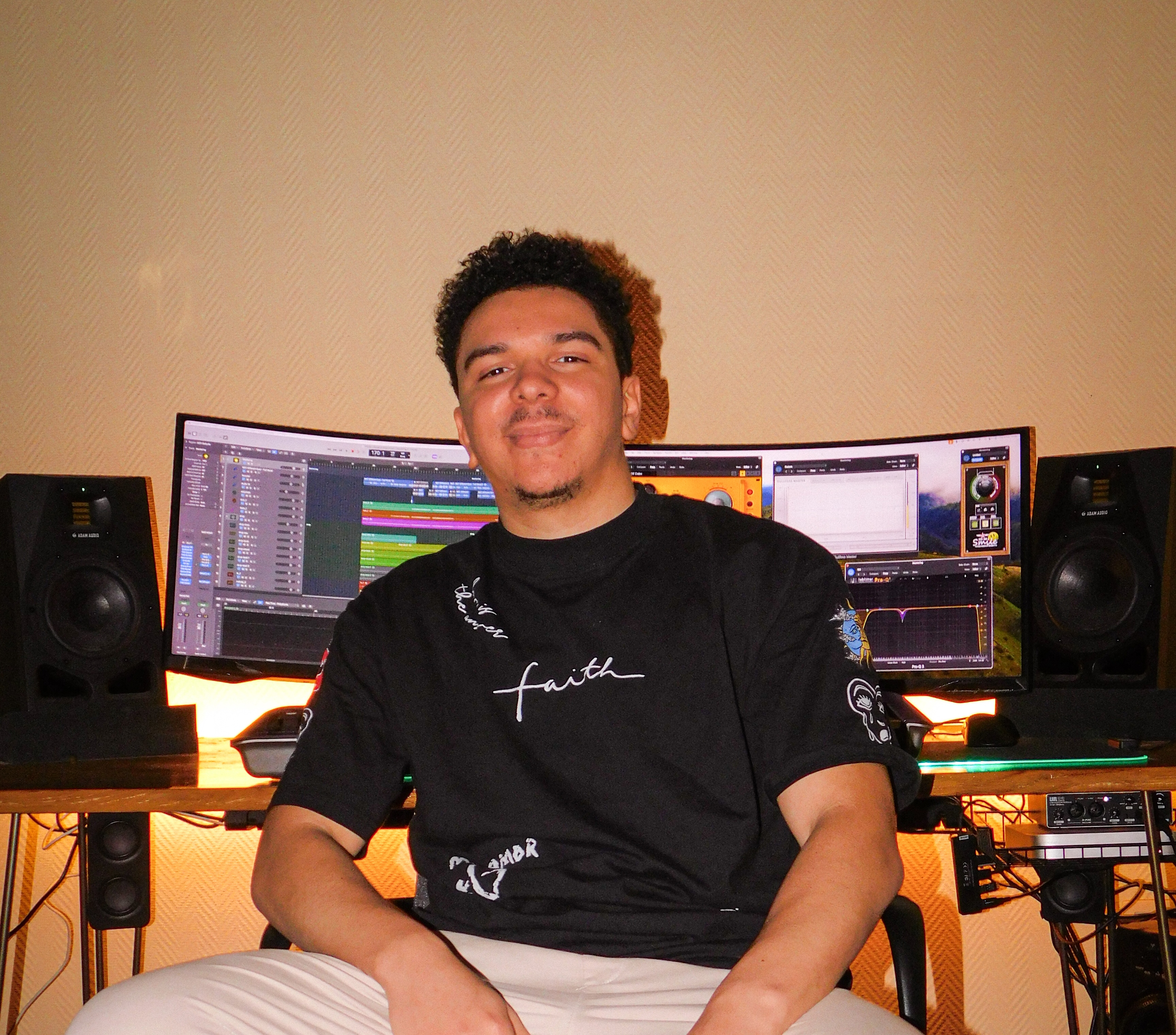 N4udy in his studio